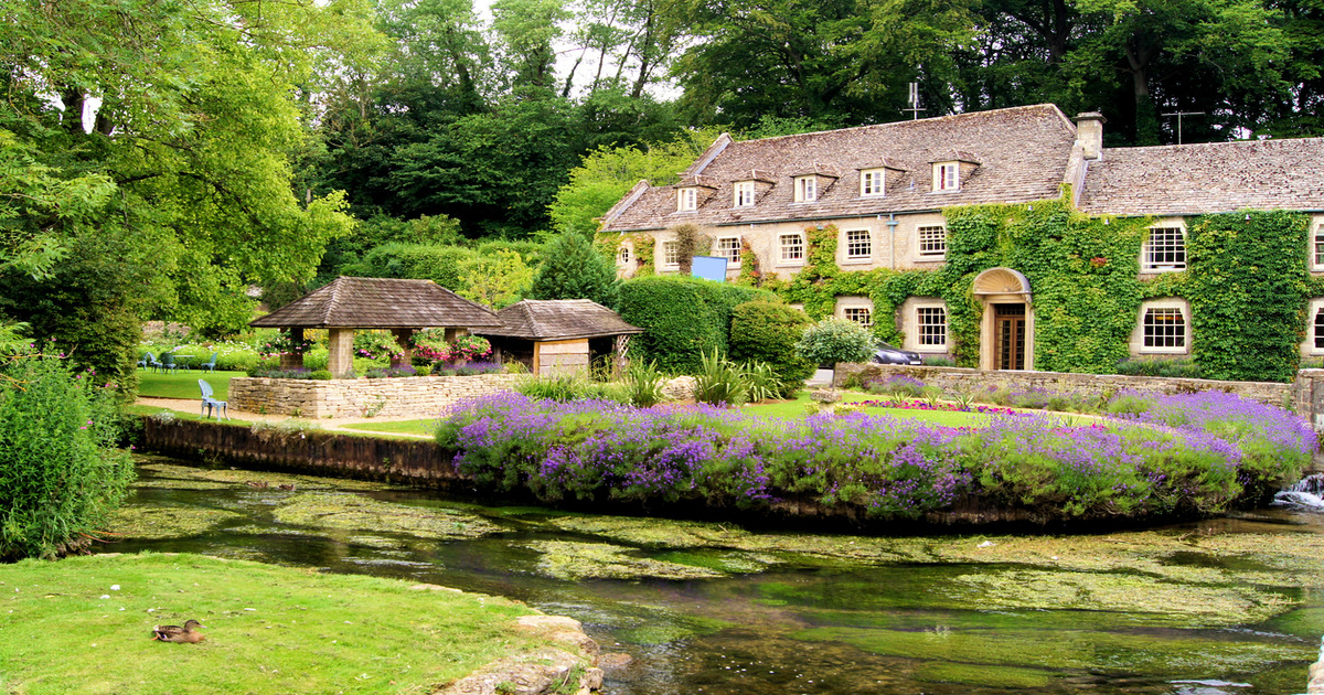 I cottage di questo paesino in Inghilterra sembrano usciti direttamente da una fiaba: ecco qual è il villaggio più fotografato degli UK