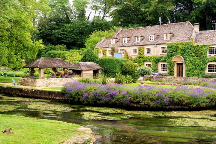 I cottage di questo paesino in Inghilterra sembrano usciti direttamente da una fiaba: ecco qual è il villaggio più fotografato degli UK