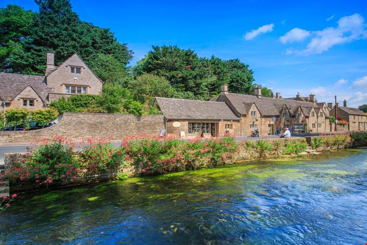 I cottage di questo paesino in Inghilterra sembrano usciti direttamente da una fiaba: ecco qual è il villaggio più fotografato degli UK