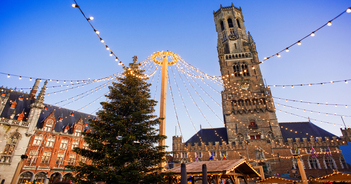 Una meraviglia di luci che si specchia sui canali: in Belgio c'è un caratteristico paesino che con l'arrivo del Natale sembra una bomboniera