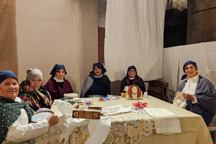 Natale nei Campi Flegrei: storia, tradizioni e gastronomia tra Sofia Loren, presepi viventi e sapori autentici