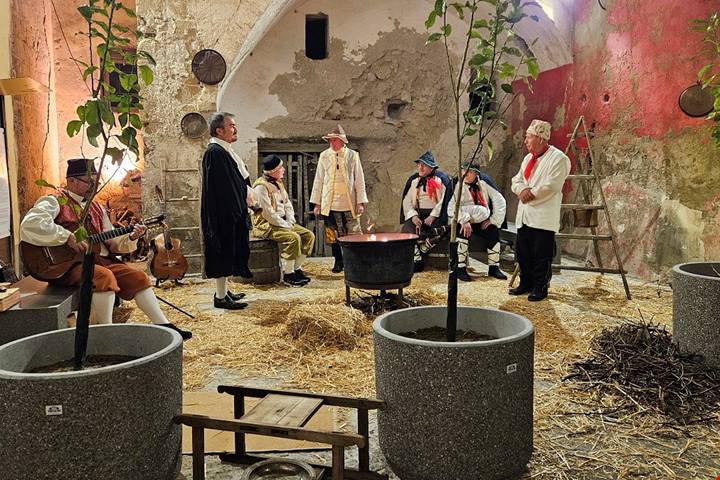 Natale nei Campi Flegrei: storia, tradizioni e gastronomia tra Sofia Loren, presepi viventi e sapori autentici