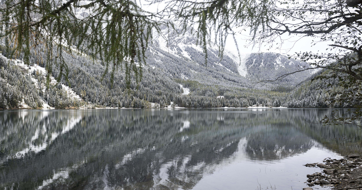 Tra le cime dell'Alto Adige c'è una meravigliosa oasi invernale, dove vi si specchia una vera e propria fiaba: ecco dove si trova e come visitarlo