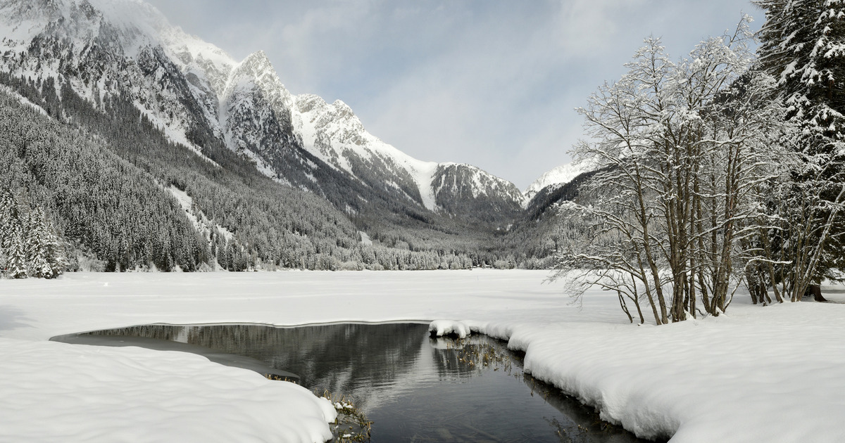 Tra le cime dell'Alto Adige c'è una meravigliosa oasi invernale, dove vi si specchia una vera e propria fiaba: ecco dove si trova e come visitarlo