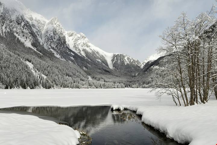 Tra le cime dell'Alto Adige c'è una meravigliosa oasi invernale, dove vi si specchia una vera e propria fiaba: ecco dove si trova e come visitarlo