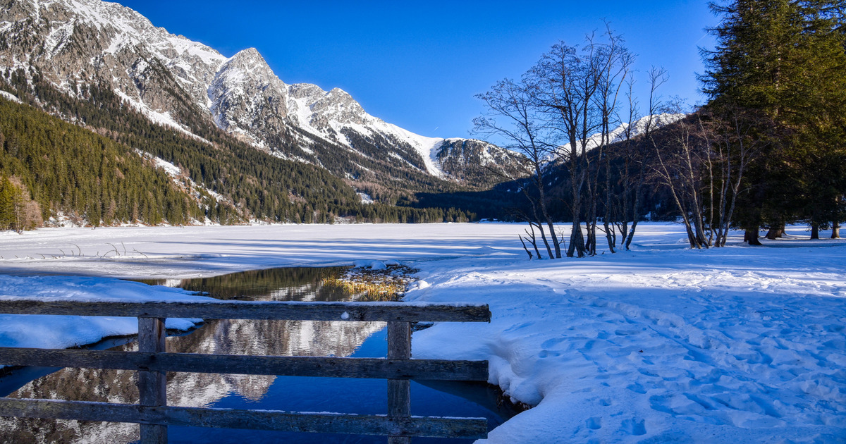 Tra le cime dell'Alto Adige c'è una meravigliosa oasi invernale, dove vi si specchia una vera e propria fiaba: ecco dove si trova e come visitarlo