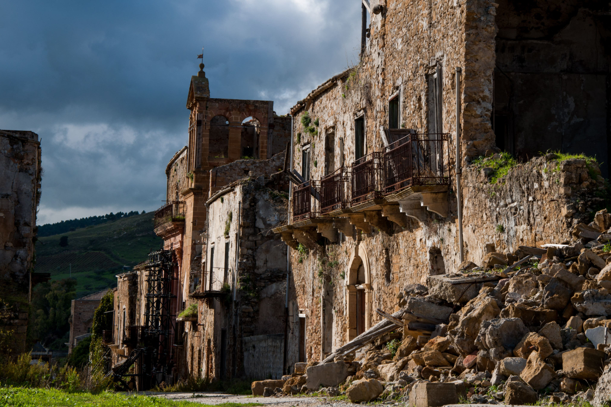In Sicilia c'è un borgo fantasma in rovina che ti metterà seriamente i brividi: qui il tempo sembra essersi fermato ad un (drammatico) giorno del ‘68
