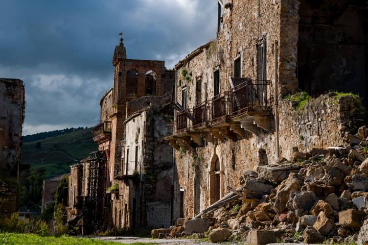 In Sicilia c'è un borgo fantasma in rovina che ti metterà seriamente i brividi: qui il tempo sembra essersi fermato ad un (drammatico) giorno del ‘68