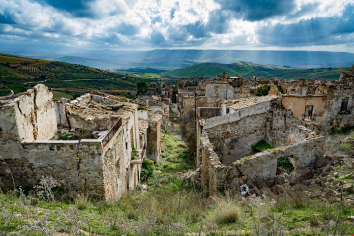 In Sicilia c'è un borgo fantasma in rovina che ti metterà seriamente i brividi: qui il tempo sembra essersi fermato ad un (drammatico) giorno del ‘68