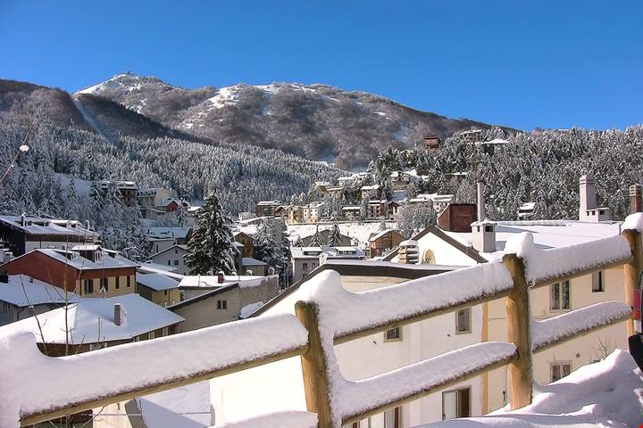 Le migliori piste da sci a due passi dalle città: dove andare per un weekend sulla neve ‘toccata e fuga’ se hai poco tempo e tanta voglia di sciare