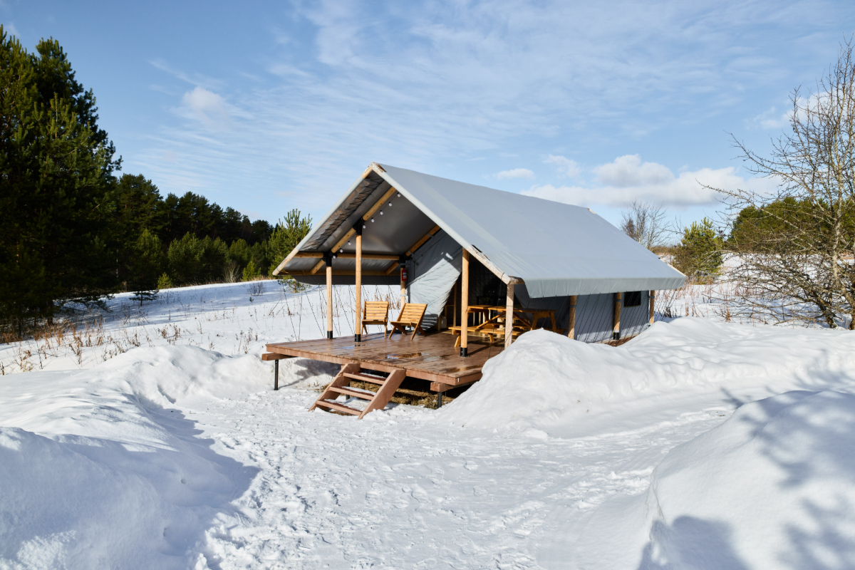 In giro per l'Italia ci sono dei campeggi di lusso aperti anche in inverno: ecco dove fare winter glamping dal lago alla montagna