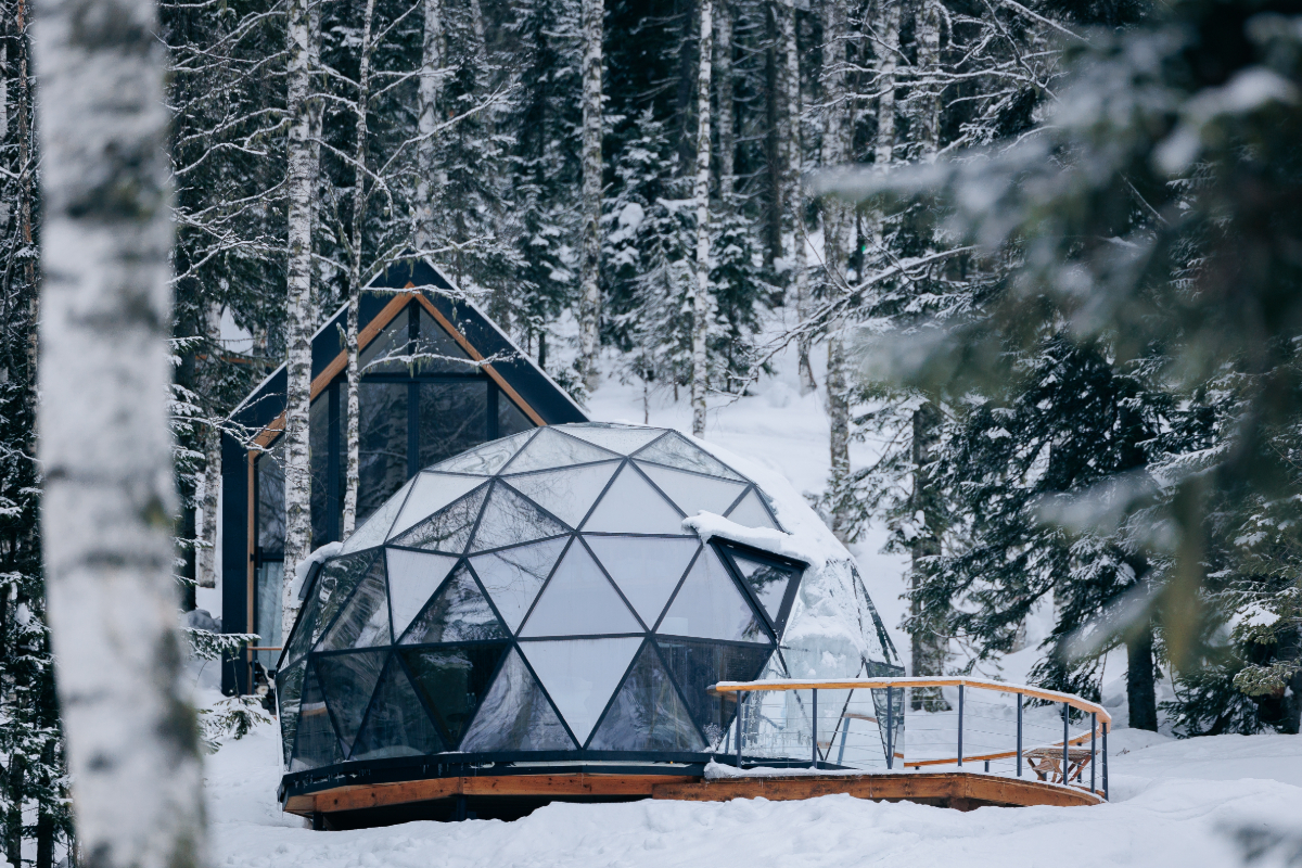 In giro per l'Italia ci sono dei campeggi di lusso aperti anche in inverno: ecco dove fare winter glamping dal lago alla montagna