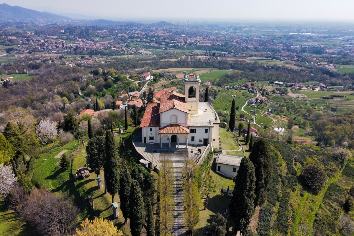 Devi salire quasi 200 gradini ma ne vale la pena: a un'ora da Milano c'è uno dei santuari con vista più strabilianti che tu abbia mai visto