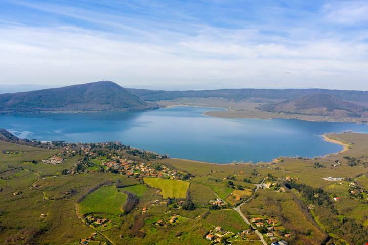 È uno dei punti più suggestivi della Tuscia: a pochi chilometri da Roma c'è un belvedere speciale da cui ammirare panorami tra i migliori d'Italia