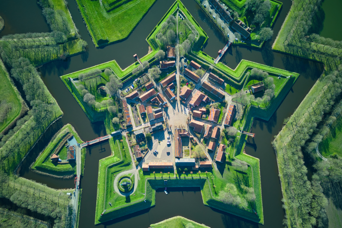 Vista dall'alto ha la forma di una stella: la città-fortezza stellata è uno dei posti più geometrici d'Europa