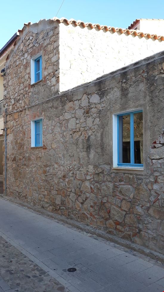 Facciata  Facciata dell'abitazione con caratteristico muro in pietra  