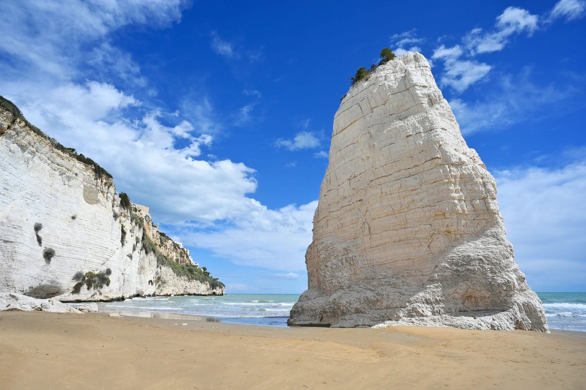 Vicoli bianchi che si affacciano sul mare e spiagge lunghissime che fanno venire voglia d'estate: è lei la piccola perla del Gargano, ed è tra le migliori mete dell'estate in Puglia
