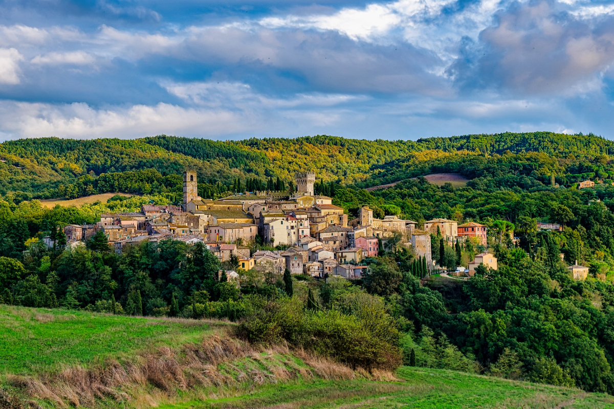 È uno dei posti più belli della Toscana, e le sue sono vere terme d'autore: ecco perché questa cittadina in provincia di Siena è perfetta per un soggiorno a tutto benessere