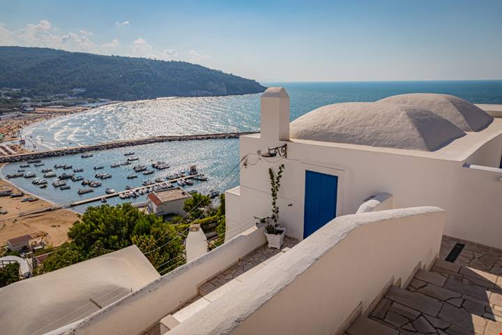 In estate la ami per le spiagge, in primavera perchè è uno dei borghi sul mare più belli d'Italia: ecco perchè è lei la cittadina-gioiello del Gargano
