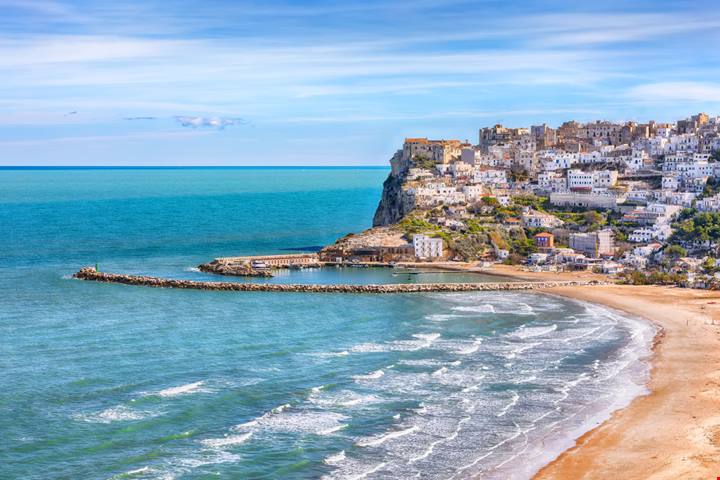 In estate la ami per le spiagge, in primavera perchè è uno dei borghi sul mare più belli d'Italia: ecco perchè è lei la cittadina-gioiello del Gargano