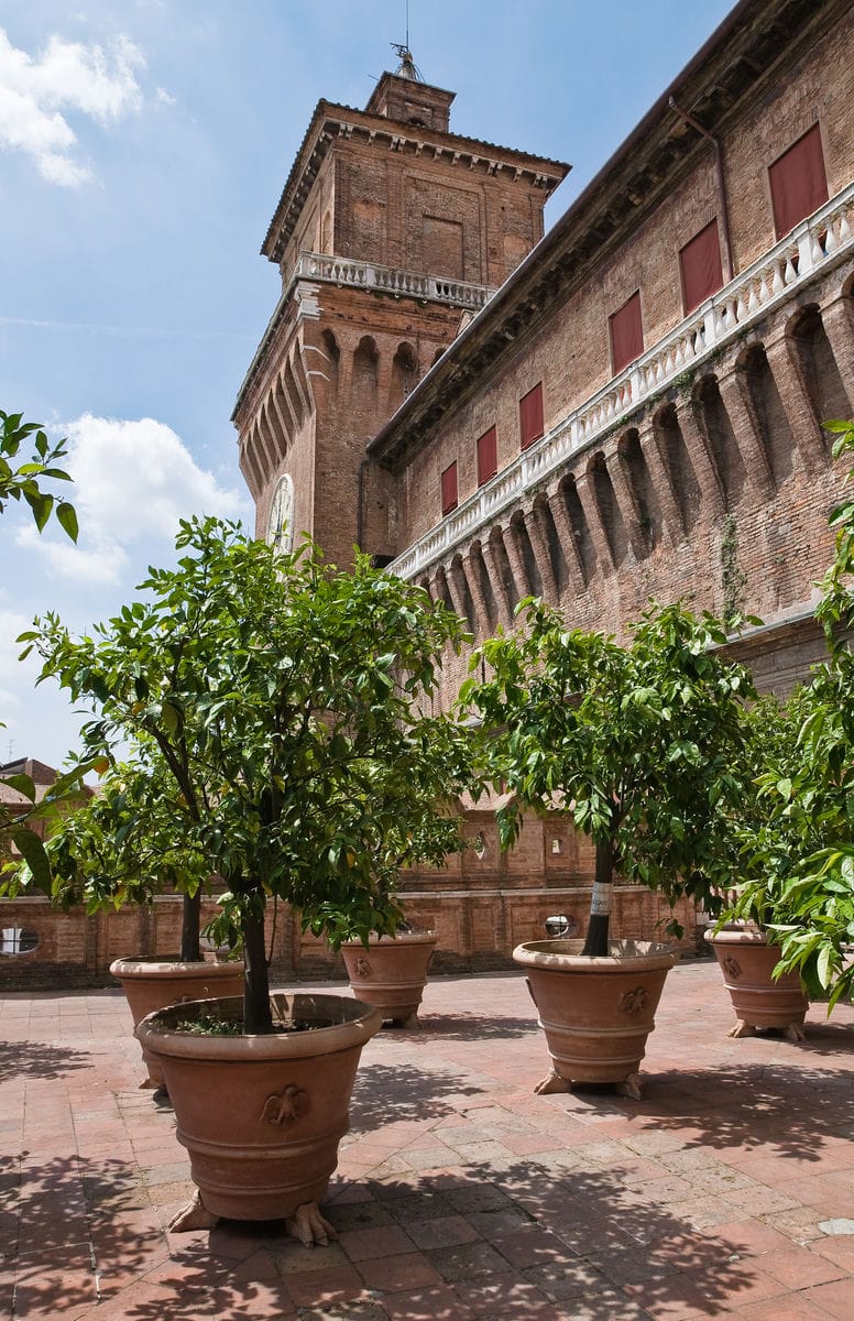 È il castello-monumento simbolo della città: dalle sue torri si può vedere lo splendore senza tempo di Ferrara