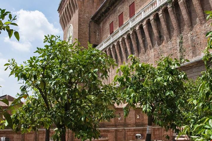 È il castello-monumento simbolo della città: dalle sue torri si può vedere lo splendore senza tempo di Ferrara