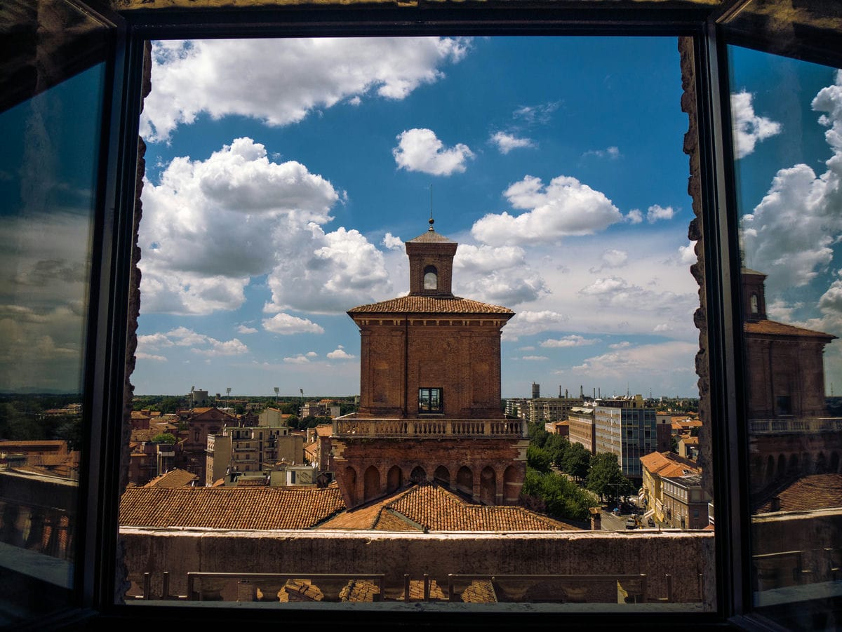 È il castello-monumento simbolo della città: dalle sue torri si può vedere lo splendore senza tempo di Ferrara