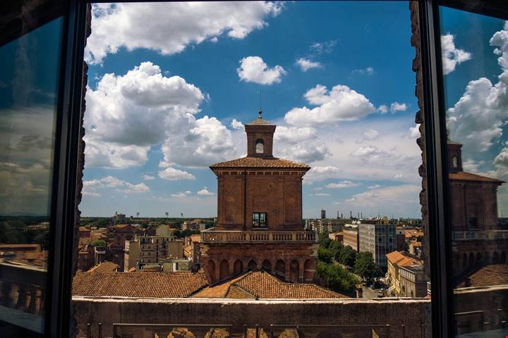 È il castello-monumento simbolo della città: dalle sue torri si può vedere lo splendore senza tempo di Ferrara