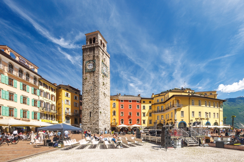 Romantica e pittoresca, è una vera bomboniera d'Italia: sul Lago di Garda ti aspetta una delle migliori cittadine da visitare in primavera