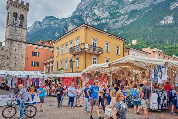 Romantica e pittoresca, è una vera bomboniera d'Italia: sul Lago di Garda ti aspetta una delle migliori cittadine da visitare in primavera
