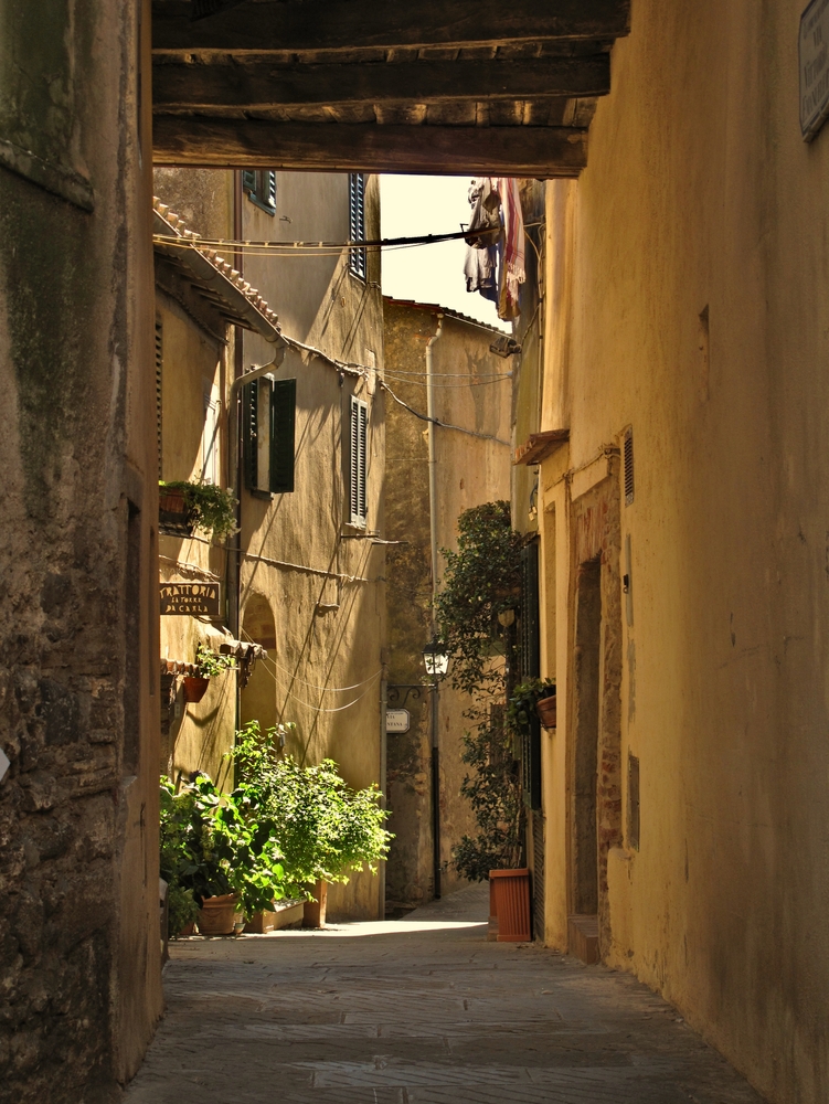 È lei la piccola Atene italiana: incastonata tra il mare e le colline della Maremma, è uno dei borghi medievali dove vivere la primavera in Toscana