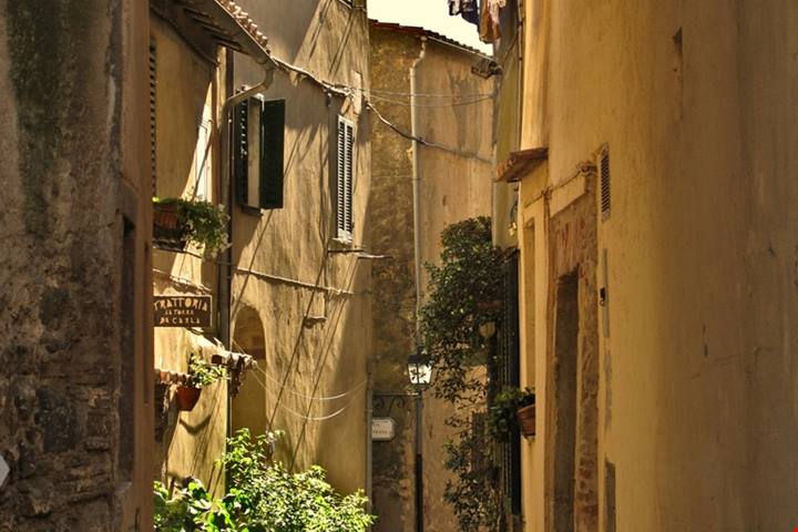 È lei la piccola Atene italiana: incastonata tra il mare e le colline della Maremma, è uno dei borghi medievali dove vivere la primavera in Toscana