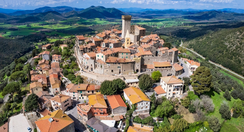 È lei la piccola Atene italiana: incastonata tra il mare e le colline della Maremma, è uno dei borghi medievali dove vivere la primavera in Toscana