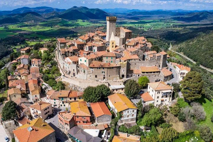 È lei la piccola Atene italiana: incastonata tra il mare e le colline della Maremma, è uno dei borghi medievali dove vivere la primavera in Toscana