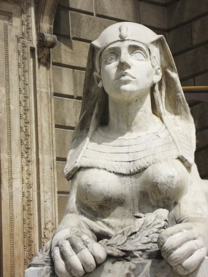 La Sfinge all'ingresso dell'Opera Haus