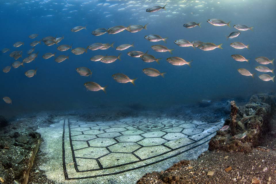 Sapevi che in Italia c'è un'antichissima città sommersa? A pochi metri dalla superficie si cela un vero e proprio tesoro archeologico