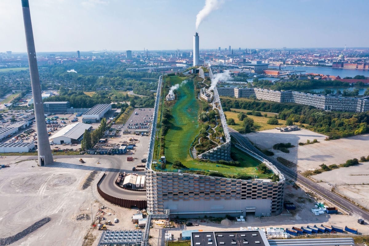 Sembra una pista da sci ma è un inceneritore: la folle sfida del Nord Europa che ha trasformato un ecomostro in sogno