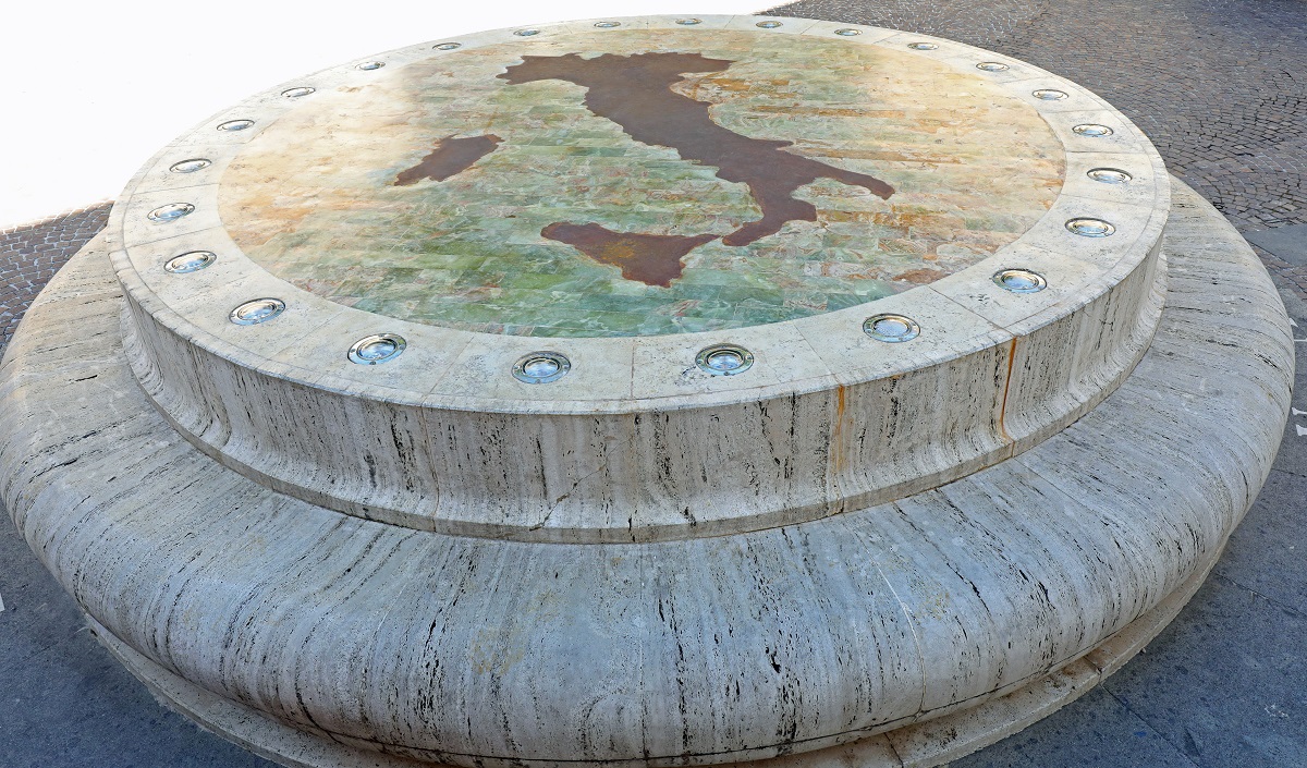 In questa città c'è la panchina che segna l'ombelico d'Italia: ecco qual è, dove si trova e perchè è tanto particolare
