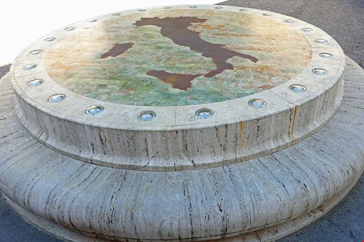 In questa città c'è la panchina che segna l'ombelico d'Italia: ecco qual è, dove si trova e perchè è tanto particolare