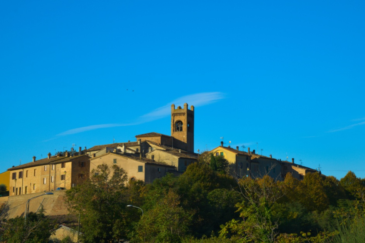 Nelle Marche c'è uno dei borghi murati meglio conservati d'Italia, ed è un vero segreto: tra bastioni e antiche mura, sembra di vivere ancora nel '400