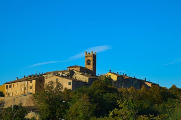 Nelle Marche c'è uno dei borghi murati meglio conservati d'Italia, ed è un vero segreto: tra bastioni e antiche mura, sembra di vivere ancora nel '400