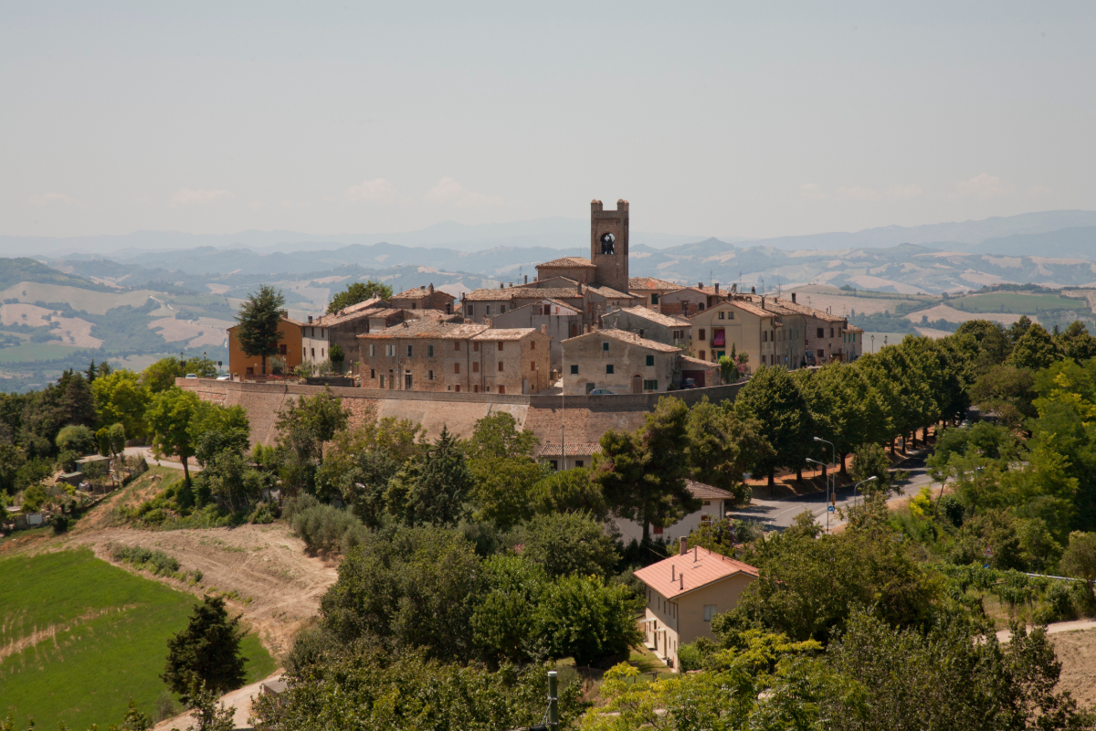 Nelle Marche c'è uno dei borghi murati meglio conservati d'Italia, ed è un vero segreto: tra bastioni e antiche mura, sembra di vivere ancora nel '400