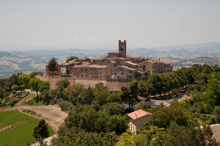 Nelle Marche c'è uno dei borghi murati meglio conservati d'Italia, ed è un vero segreto: tra bastioni e antiche mura, sembra di vivere ancora nel '400