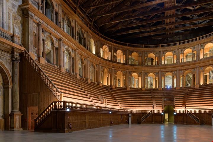È uno dei più importanti teatri storici d'Italia: tra le sale in legno si torna al Rinascimento, e dovresti andarci almeno una volta