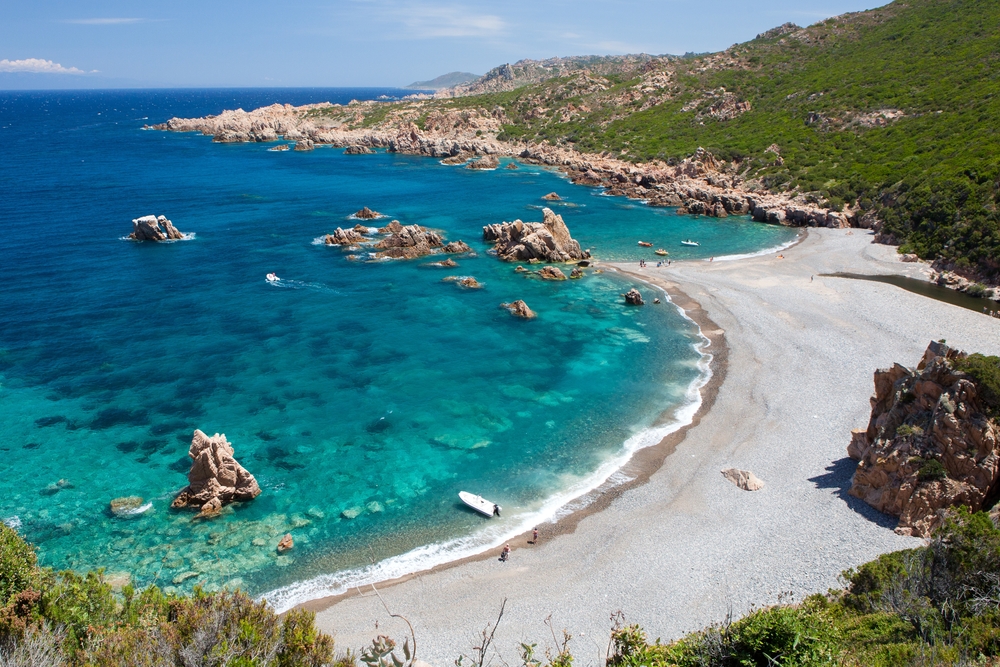 È la spiaggia-cattedrale segreta della Sardegna: bastano 5 secondi per innamorarsi di questo anfiteatro naturale dell'isola