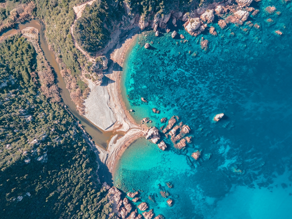 È la spiaggia-cattedrale segreta della Sardegna: bastano 5 secondi per innamorarsi di questo anfiteatro naturale dell'isola