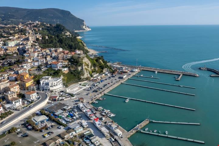 La chiamano la regina del Conero: dal borgo vista mare alle spiagge incantate, non ti fa rimpiangere le mete estive del sud