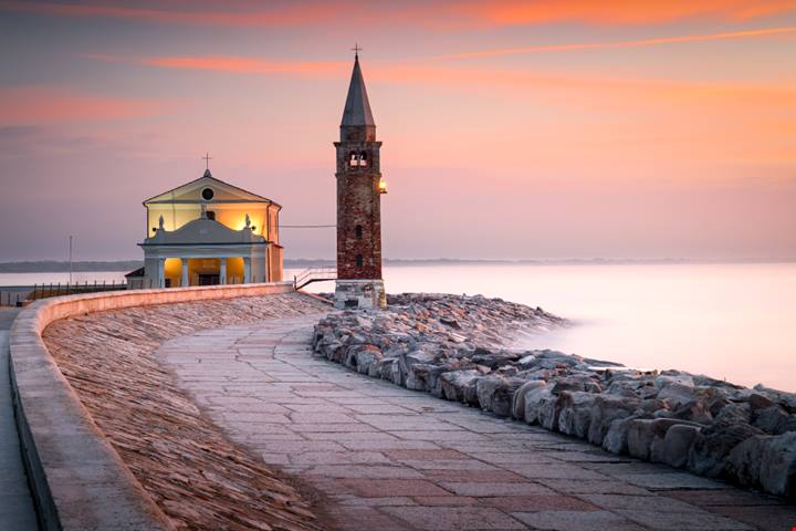 È una delle migliori passeggiate sul mare d’Italia: la scogliera scolpita è unica nel suo genere, e non troverai altrove niente di simile