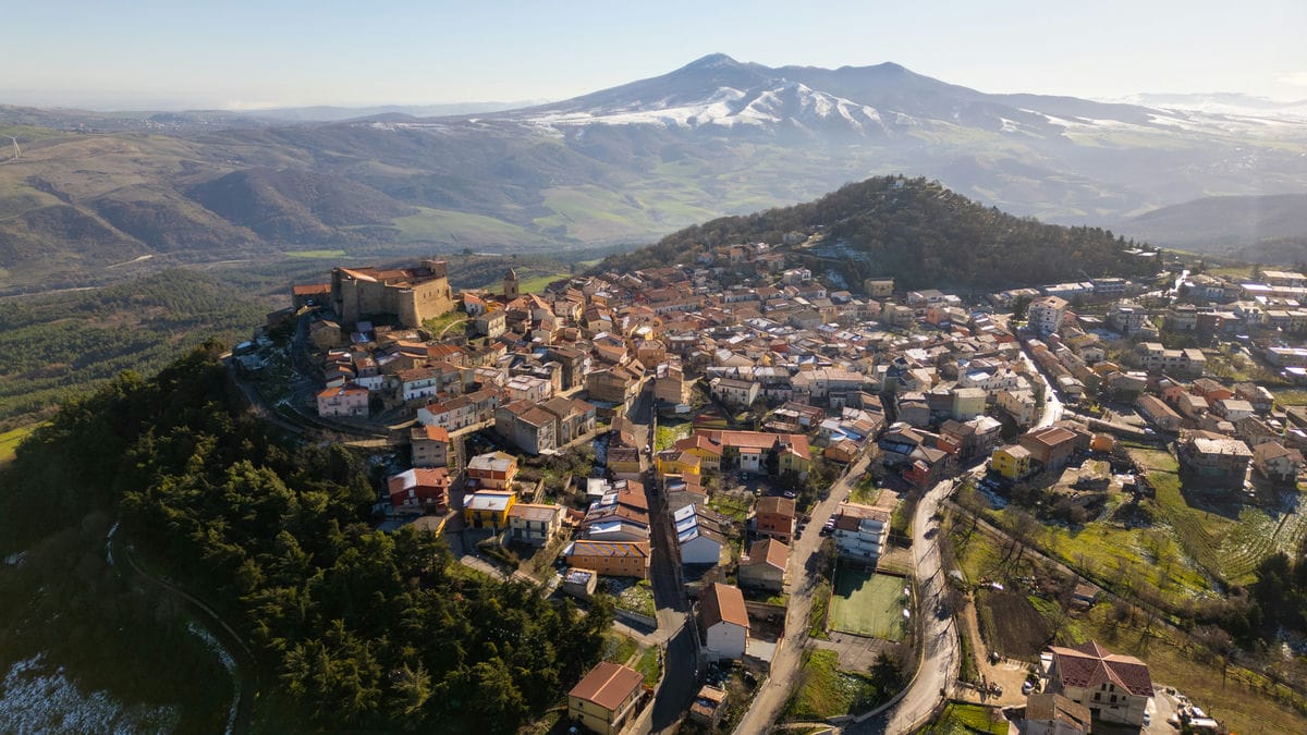 Dinosauri e cammini nel verde: oltre Napoli e la Costiera Amalfitana, c’è una Campania tutta da scoprire
