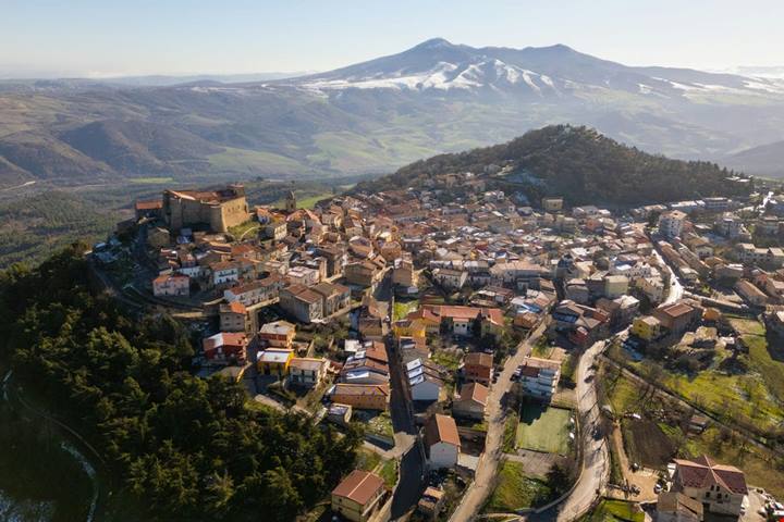 Dinosauri e cammini nel verde: oltre Napoli e la Costiera Amalfitana, c’è una Campania tutta da scoprire